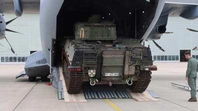 Ein Puma wird in den „Bauch“ eines A400M verladen.  (Foto: Bundeswehr)
