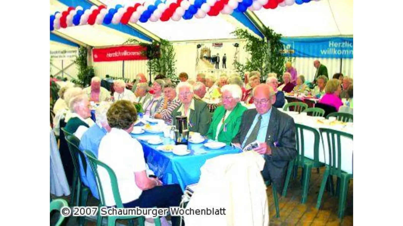 Senioren schunkeln fröhlich im Festzelt (Foto: hb)