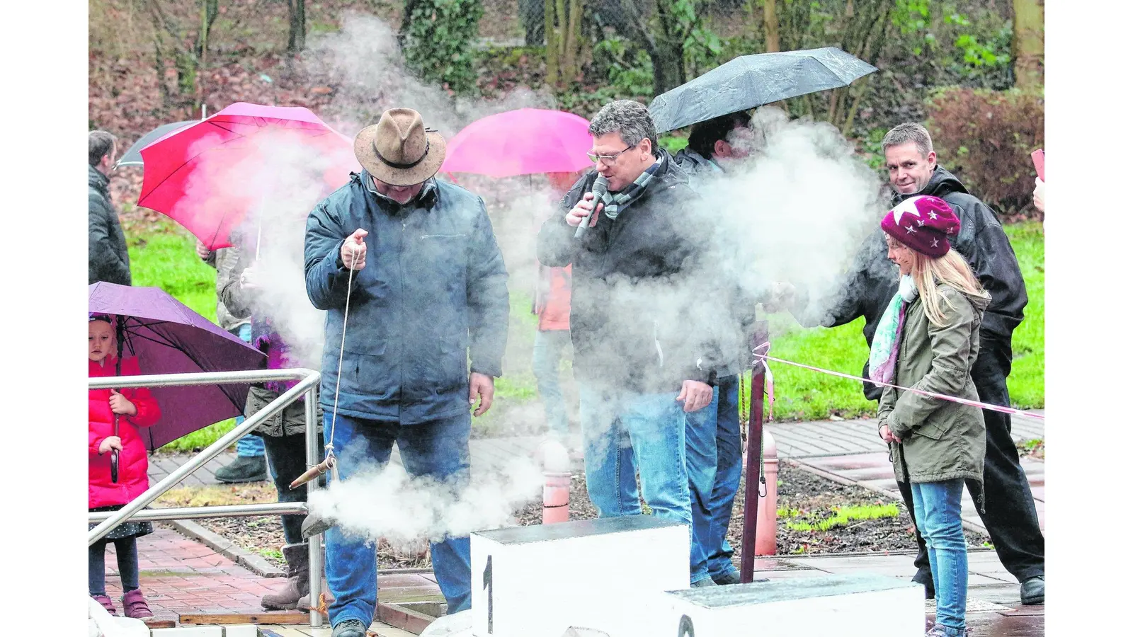Der Schwimmflügel-Transport paddelt durch das Becken des Sonnenbrinkbades (Foto: bb)