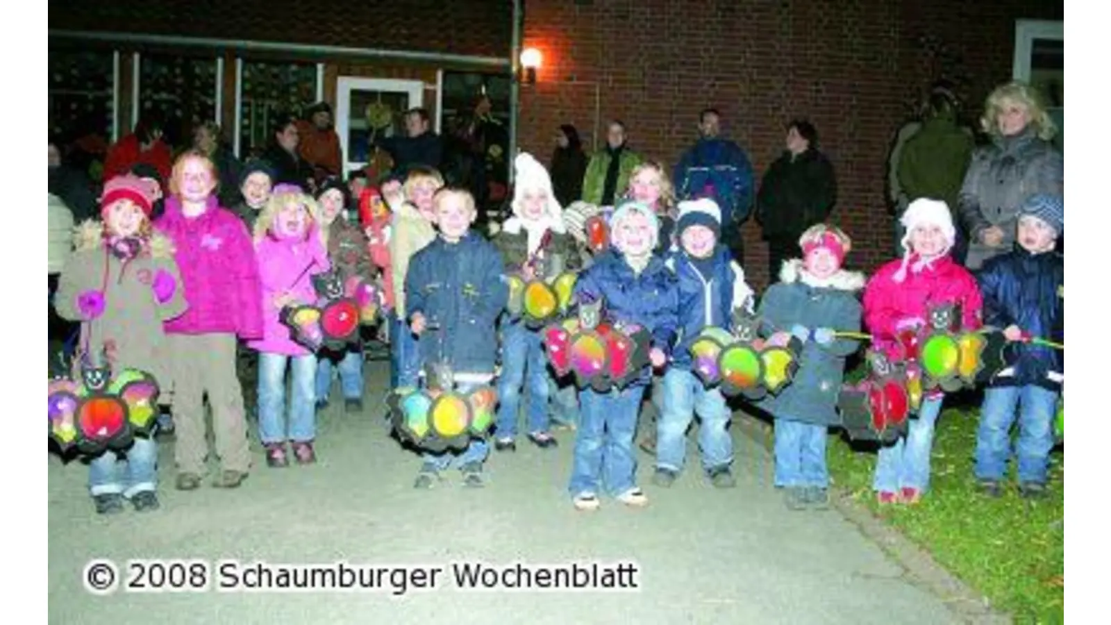 Kindergartenkinder ziehen mit Laternen durch die Straßen (Foto: tt)
