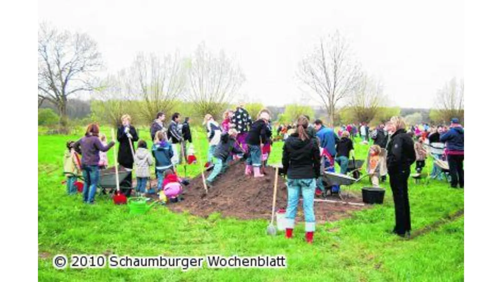 Kinder beobachten Bäume beim Aufwachsen (Foto: red)