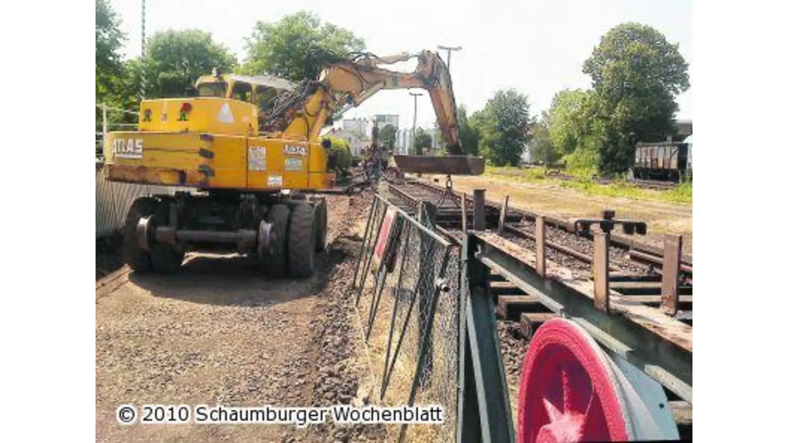 Hand an Schwelle und Schotterhaufen (Foto: em)