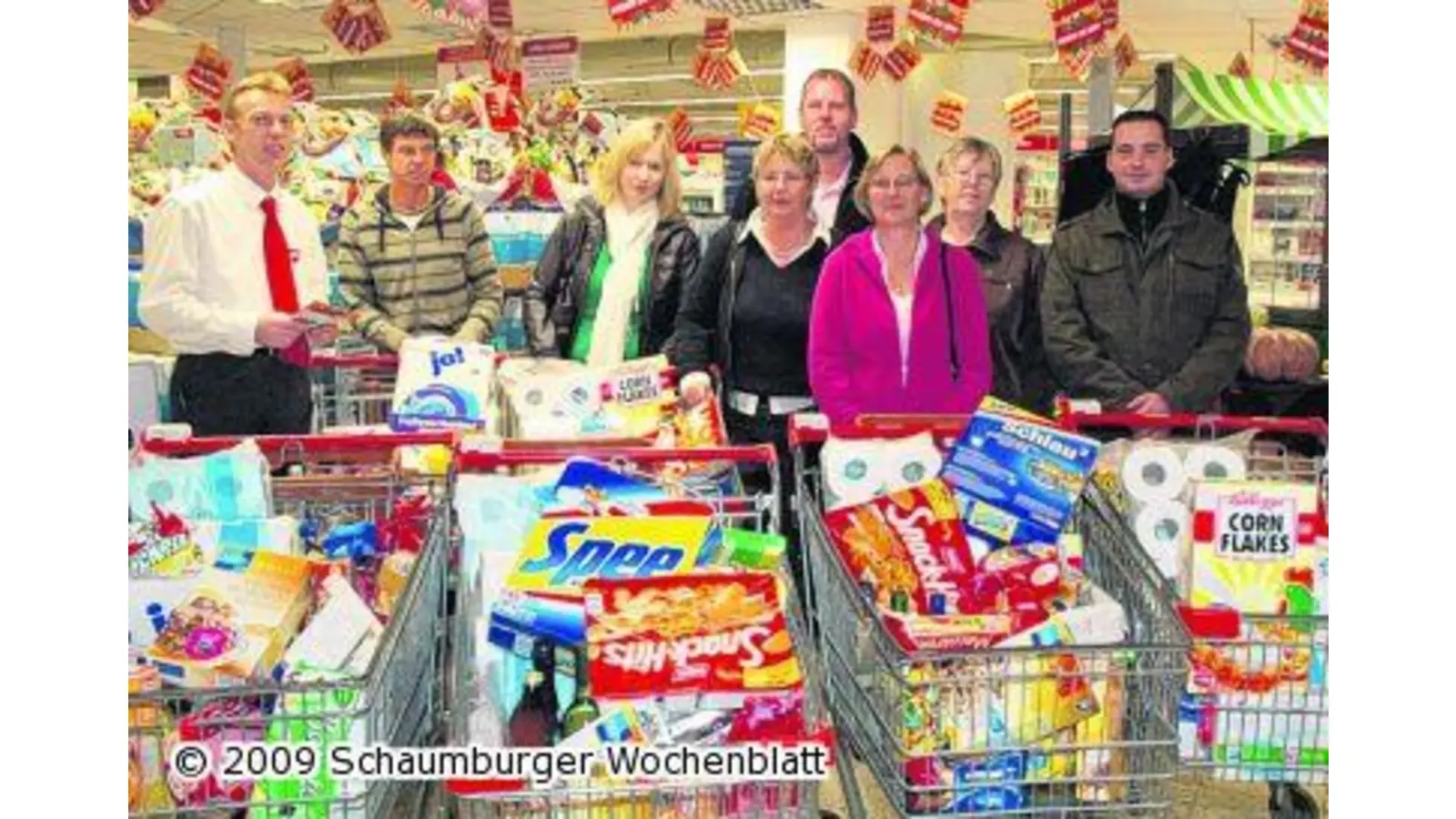 Zehn Gewinner freuen sich über volle Einkaufswagen (Foto: wtz)
