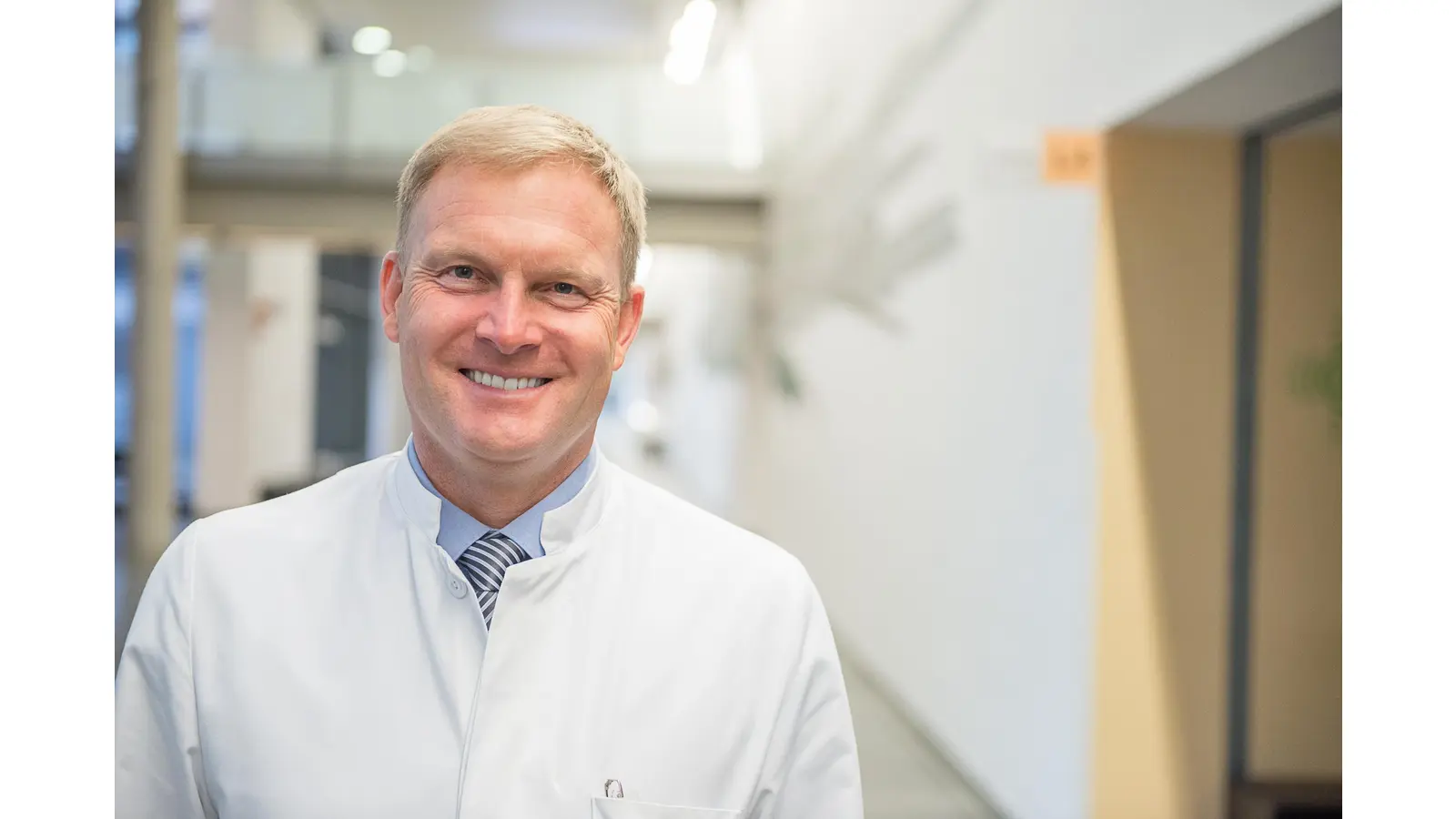 Univ.-Prof. Dr. Gunter Aßmann, Direktor der Klinik für Rheumatologie und klinische Immunologie am Johannes Wesling Klinikum Minden. (Foto: „MKK | Sven Olaf Stange“)