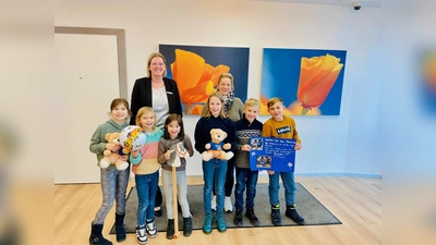 Für eine Spende in Höhe von 1.000 Euro der Volksbank in Schaumburg und Nienburg bedanken sich die Kinder der Grundschule Krankenhagen und Förderverein-Vertreterin Anja Kötteritzsch (Foto rechts) bei Kundenberaterin Kirsten Peterson. (Foto: cm)