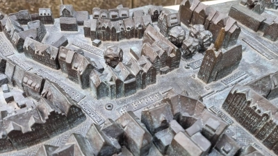 Am Bronzestadtmodell: Blick auf Stadtkirche und Innenstadt. (Foto: tau)