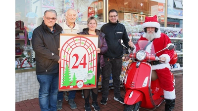 Andreas Klauke (li.), Gerhard Werz, Kerstin Baumgart-Lohmeyer, Benjamin Dageför und Frank Krüger geben den Startschuss für das Gewinnspiel „Lindhorster Adventskalender“. (Foto: Borchers, Bastian)