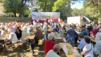 Sitzplätze für die Erwachsenen, Spielmöglichkeiten für die Kinder. Die Kombi im Rosengarten ist perfekt. (Foto: ste)