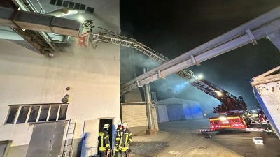 Im Einsatz: Die Drehleiter der Feuerwehr. (Foto: Feuerwehr)