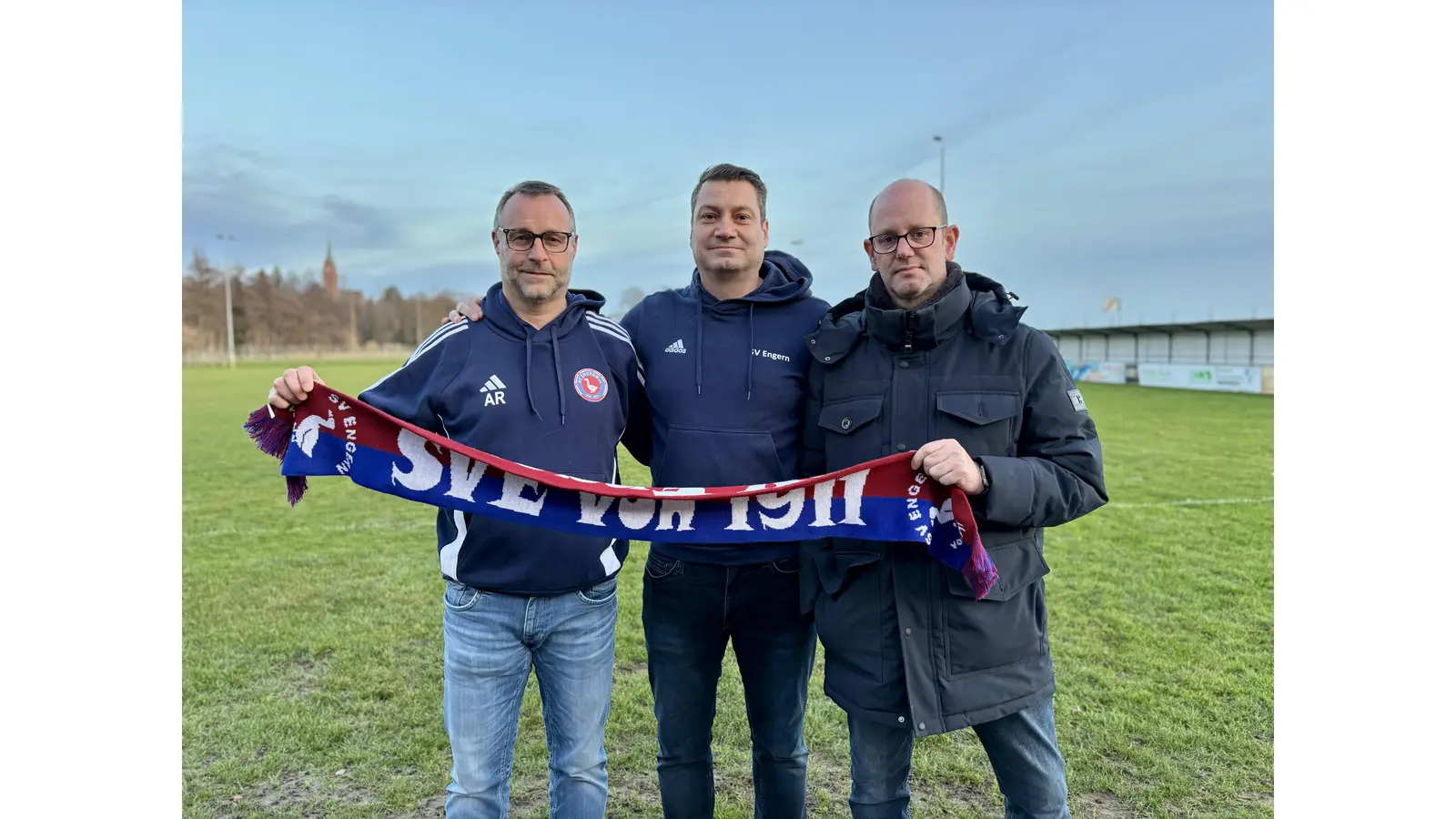 Ansgar Ruppelt, Trainer SV Engern; Mirco Rudolph, Leiter Herrenfußball; Patrick Skoruppa; künftiger SVE-Trainer ab der Saison 2026/2027. (Foto: privat)