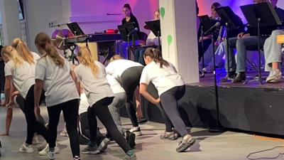 Absolvieren einen Auftritt: Die Tänzerinnen und Tänzer der IGS unter der Leitung von Jessica Jordan.  (Foto: privat)