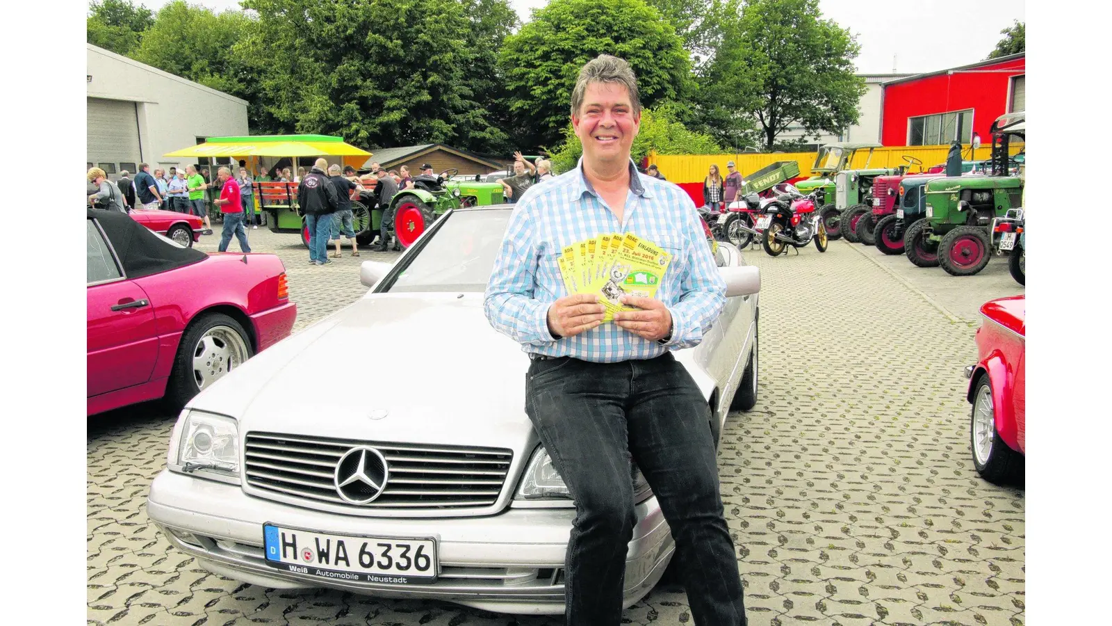 Oldtimer präsentieren sich vor der Stadtkirche (Foto: gi)