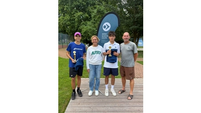 U21-Sieger Miko Koeppen, Katrin Blindow, U21-Finalist Julius Jauck und Turnierleiter André Munkelt. (Foto: privat)