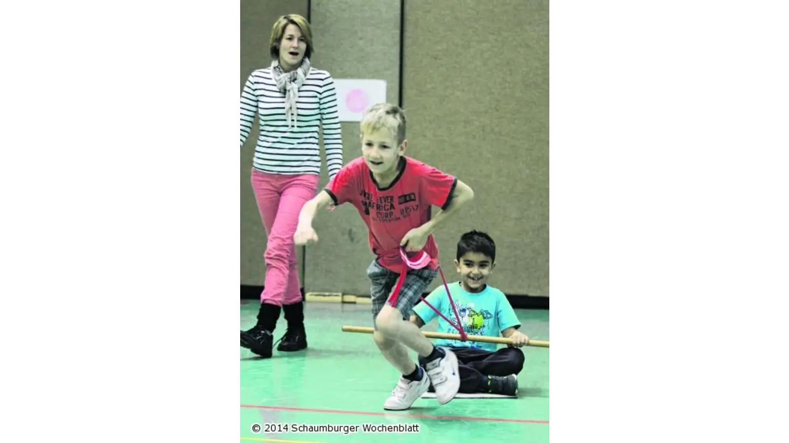 Skispringen und Bobfahren in der Lindhorster Turnhalle (Foto: bb)