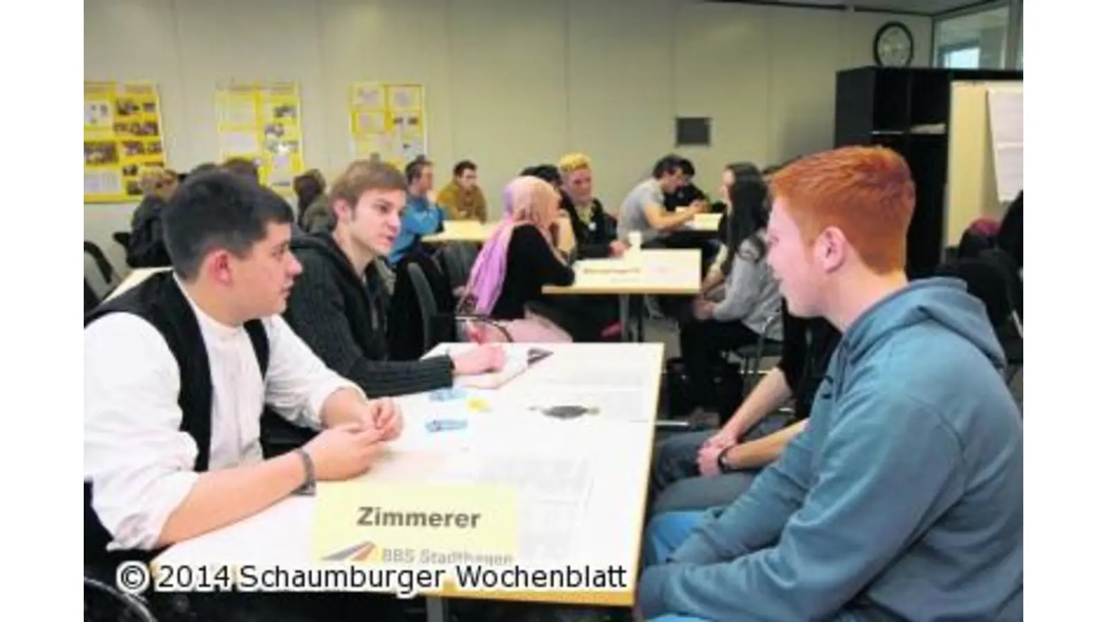 Schüler im Gespräch mit Lehrlingen (Foto: bb)