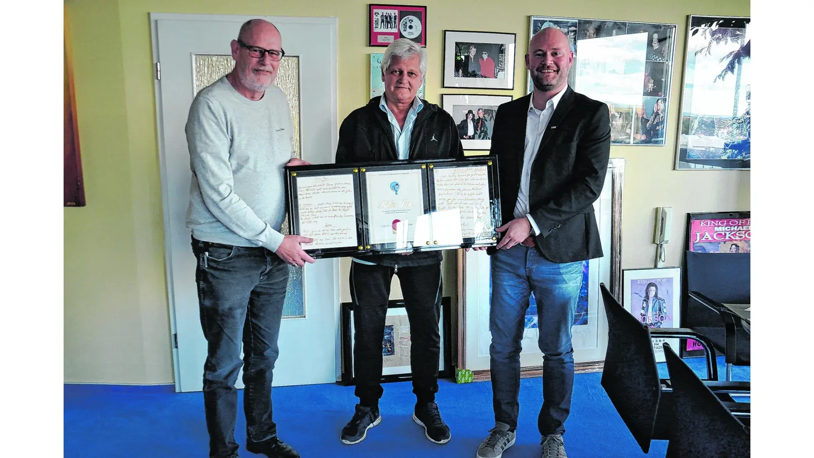 DRK Ortsverein Bückeburg erhält Michael Jackson Unikat (Foto: red)
