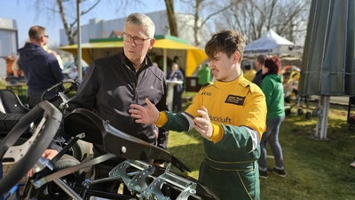 Im Gespräch: Bürgermeister Carsten Piellusch und Elias vom KCL. (Foto: tau)