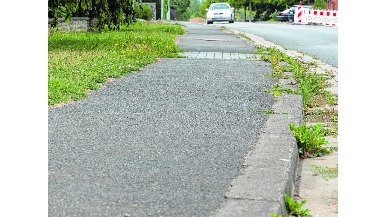 Gehweg wohl nicht schlecht genug (Foto: al)