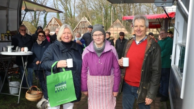 Haben den Markt eröffnet (v.li.): Christiane Schweer, Händlerin Else Brunkhorst und Manfred Becker. (Foto: gi)