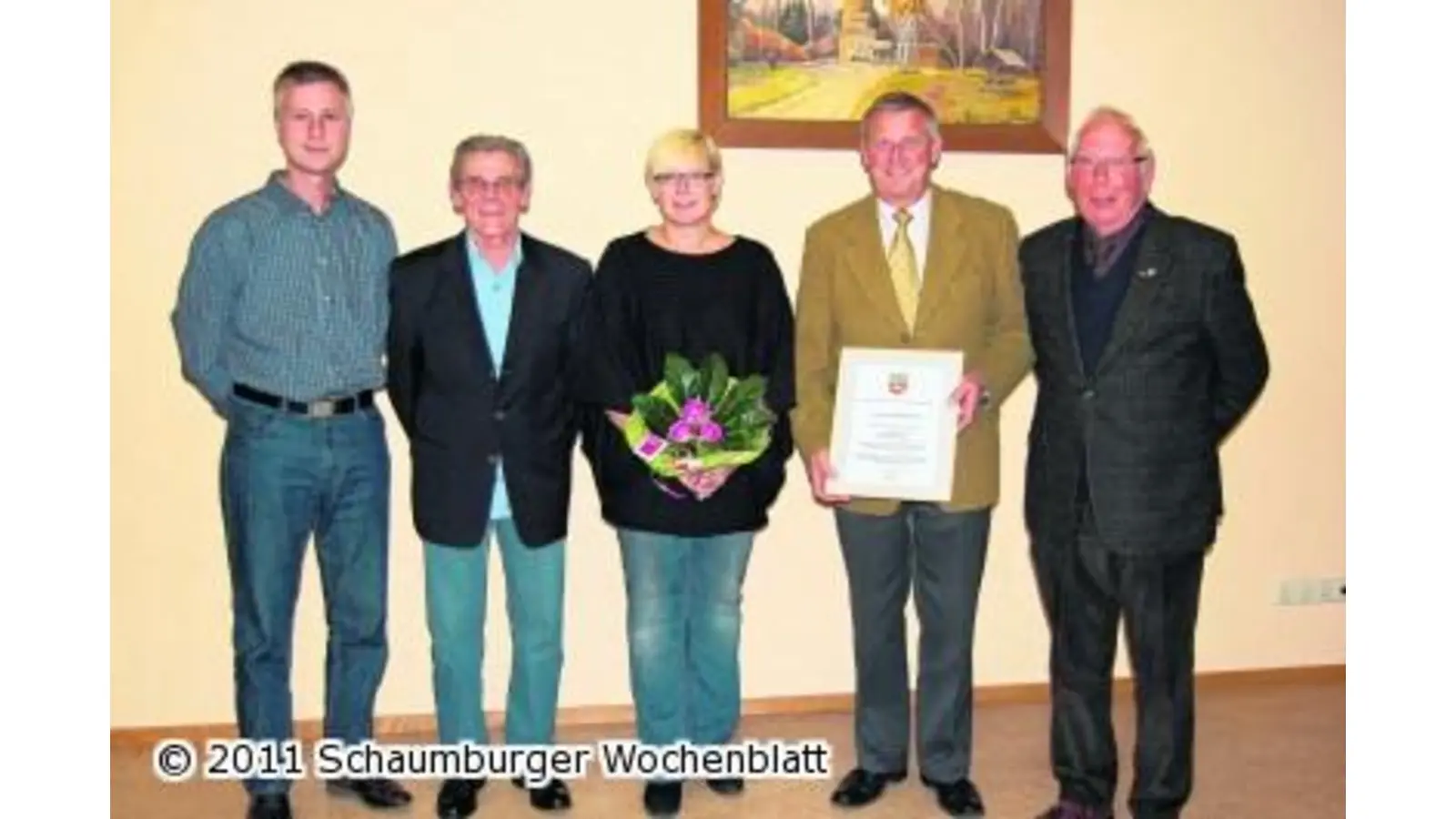 Zur Verabschiedung gibt es Urkunden und Ehrennadeln (Foto: red)