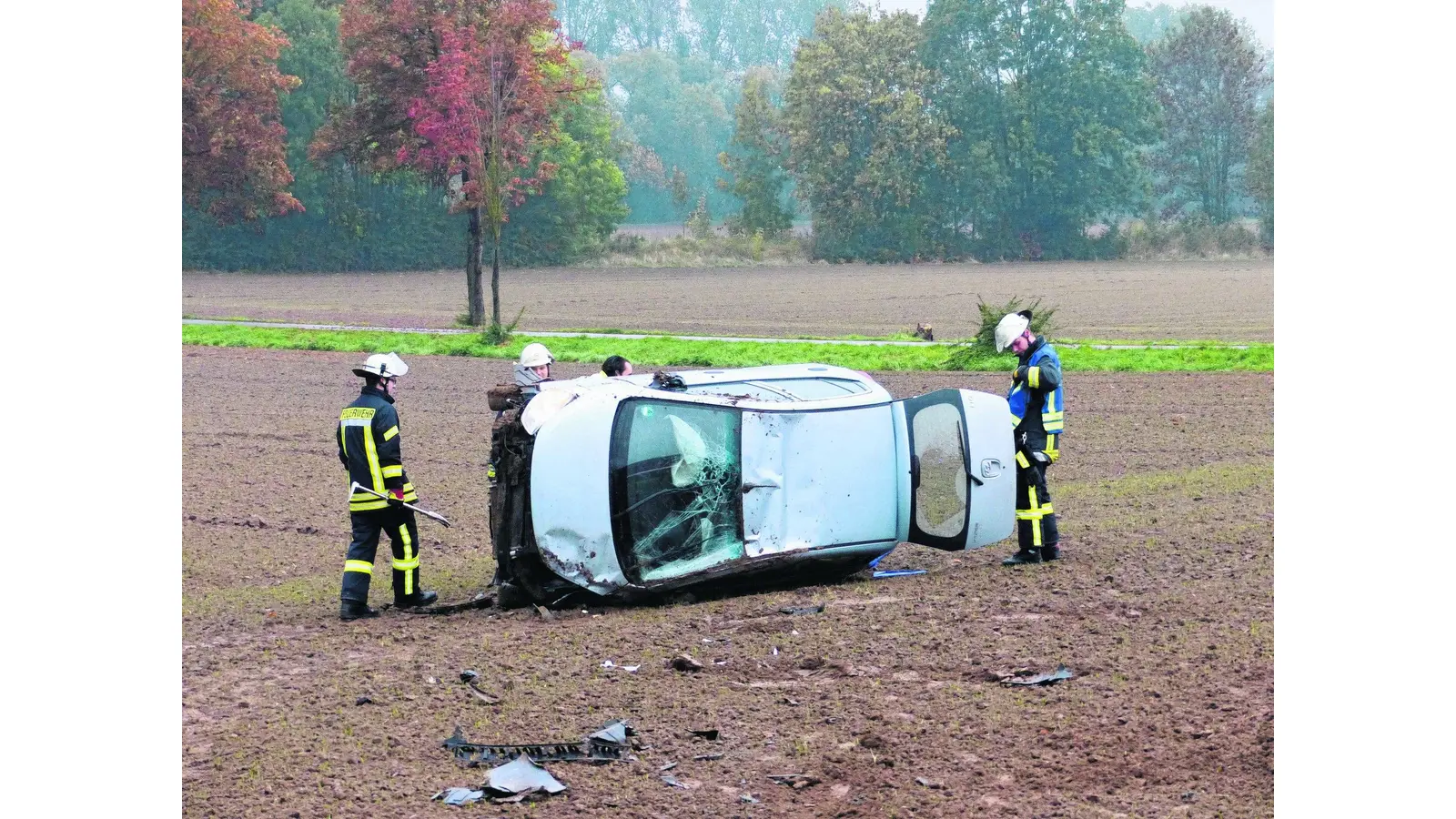 Auto überschlägt sich und landet auf einem Acker (Foto: red)