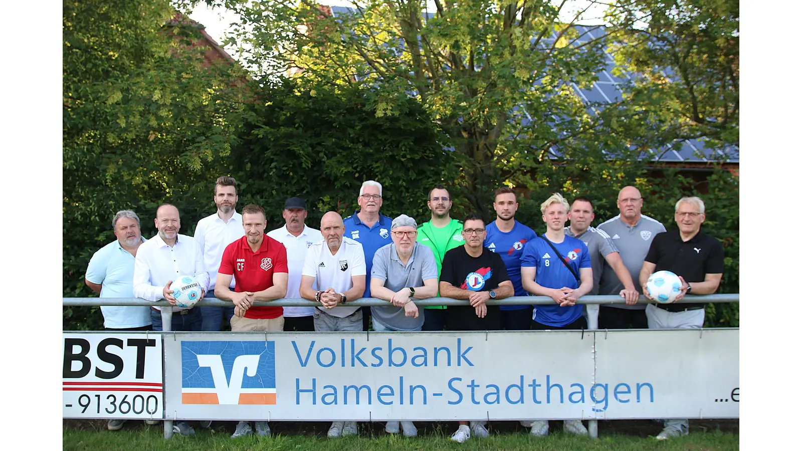 Die Vertreter des TuS, der Volksbank und der auflaufenden Vereine sehen dem Start des beliebten Vorbereitungsturniers entgegen.  (Foto: bb)