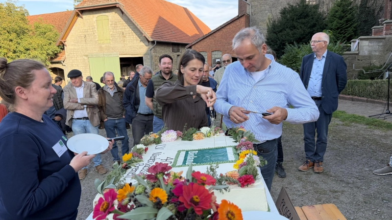 Tortenanschnitt durch Ministerin Miriam Staudte und Ludger Engeln. (Foto: ste)