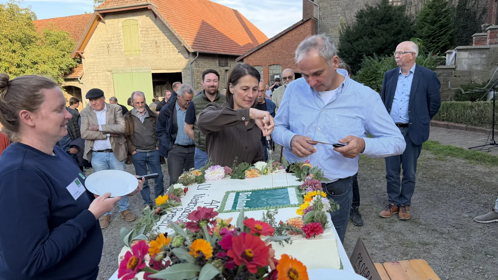 Tortenanschnitt durch Ministerin Miriam Staudte und Ludger Engeln. (Foto: ste)