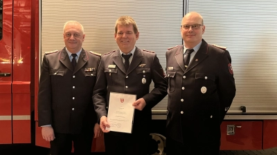 Mit Urkunde (v.li.): Gemeindebrandmeister Ralf Hermann, Christian Röhl und Ortsbrandmeister Stefan Grzenkowski. (Foto: privat)