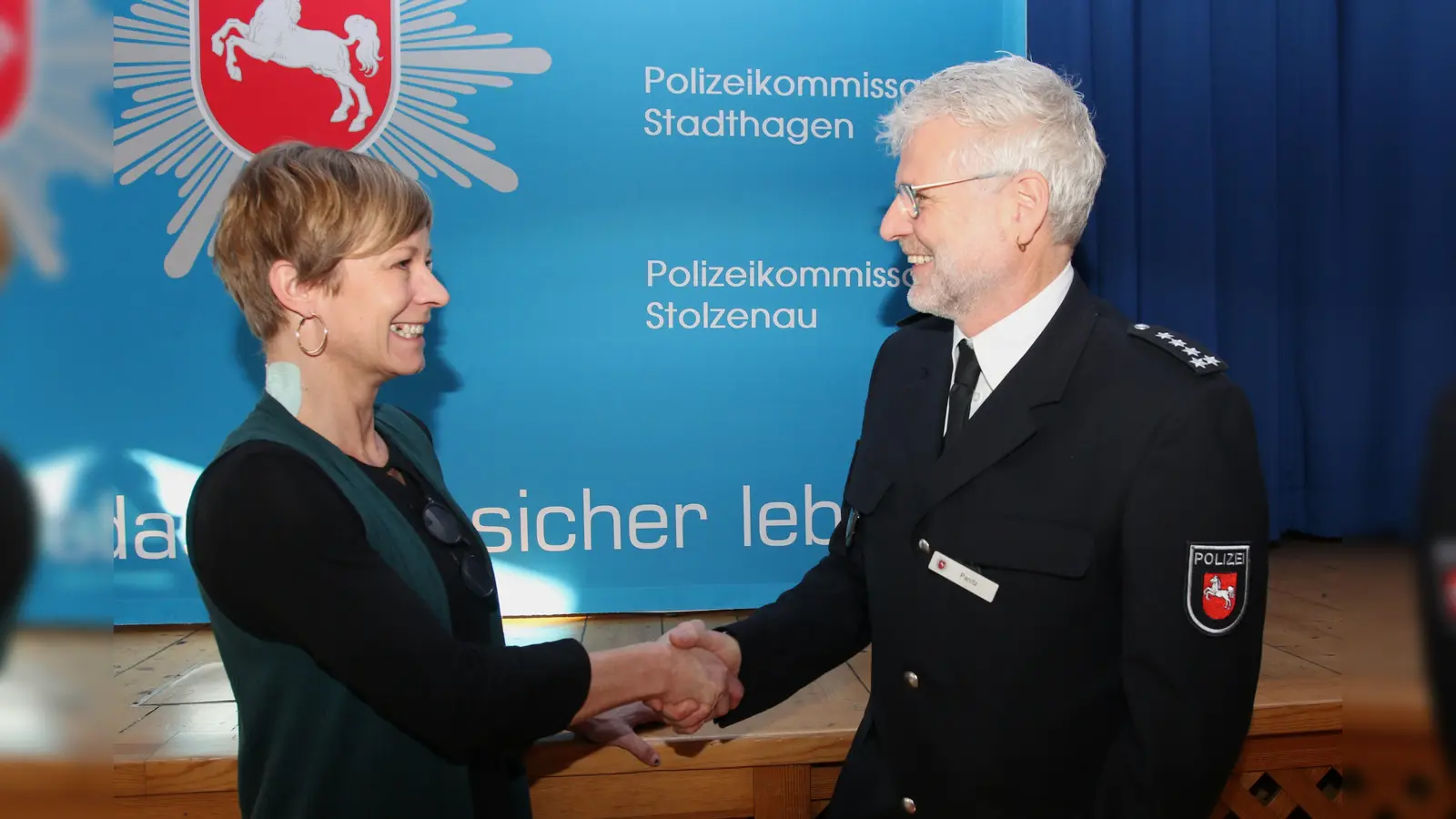 Gwendolin von der Osten, Präsidentin der Polizeidirektion Göttingen, gratuliert Michael Panitz zu seinem neuen Posten als Leiter des Polizeikommissariats Stadthagen. (Foto: Borchers, Bastian)