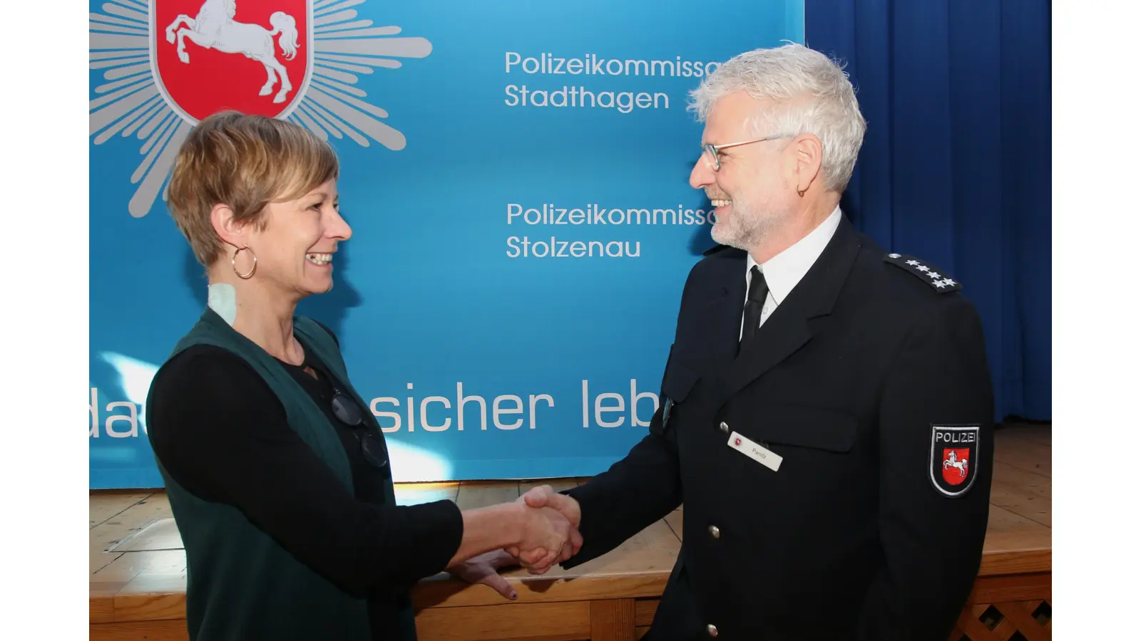 Gwendolin von der Osten, Präsidentin der Polizeidirektion Göttingen, gratuliert Michael Panitz zu seinem neuen Posten als Leiter des Polizeikommissariats Stadthagen. (Foto: Borchers, Bastian)