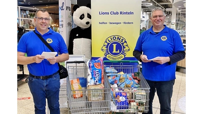 Dr. Martin Scheer und Dirk Ackmann vom LionsClub Rinteln freuen sich über die große Spendenbereitschaft der Einkaufenden im Marktkauf.  (Foto: privat)