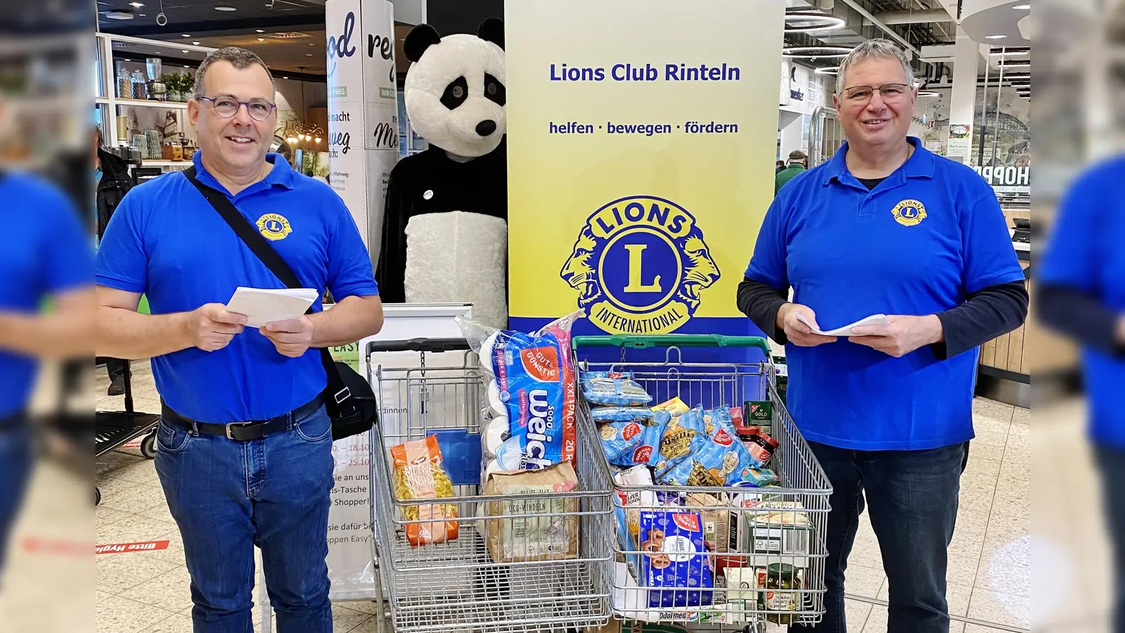 Dr. Martin Scheer und Dirk Ackmann vom LionsClub Rinteln freuen sich über die große Spendenbereitschaft der Einkaufenden im Marktkauf.  (Foto: privat)