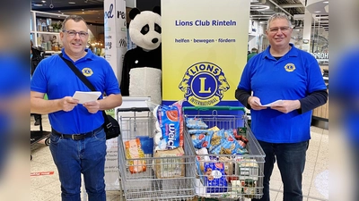 Dr. Martin Scheer und Dirk Ackmann vom LionsClub Rinteln freuen sich über die große Spendenbereitschaft der Einkaufenden im Marktkauf.  (Foto: privat)