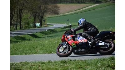 Rasern an der K 74 (Stolzenegge Westendorf) soll es an den Kragen gehen. Die RI-Fraktion fordert bauliche Maßnahmen, um Motorradrennen auf der alten Rennstrecke zu unterbinden.<br> (Foto: ste)
