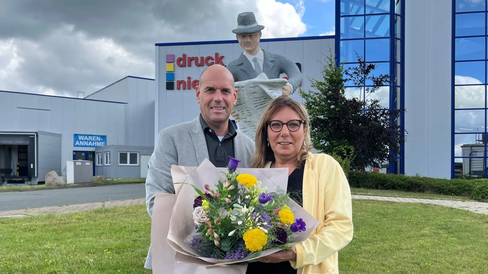 Geschäftsführer André Schäffer gratulierte Patrizia Papotto zum Dienstjubiläum. (Foto: nd)