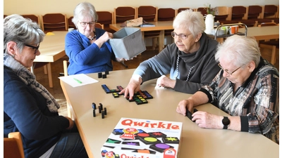 Im Spielkreis von St. Marien gehören Denkarbeit und Gespräche bei Kaffee und Kuchen zusammen. (Foto: nd)