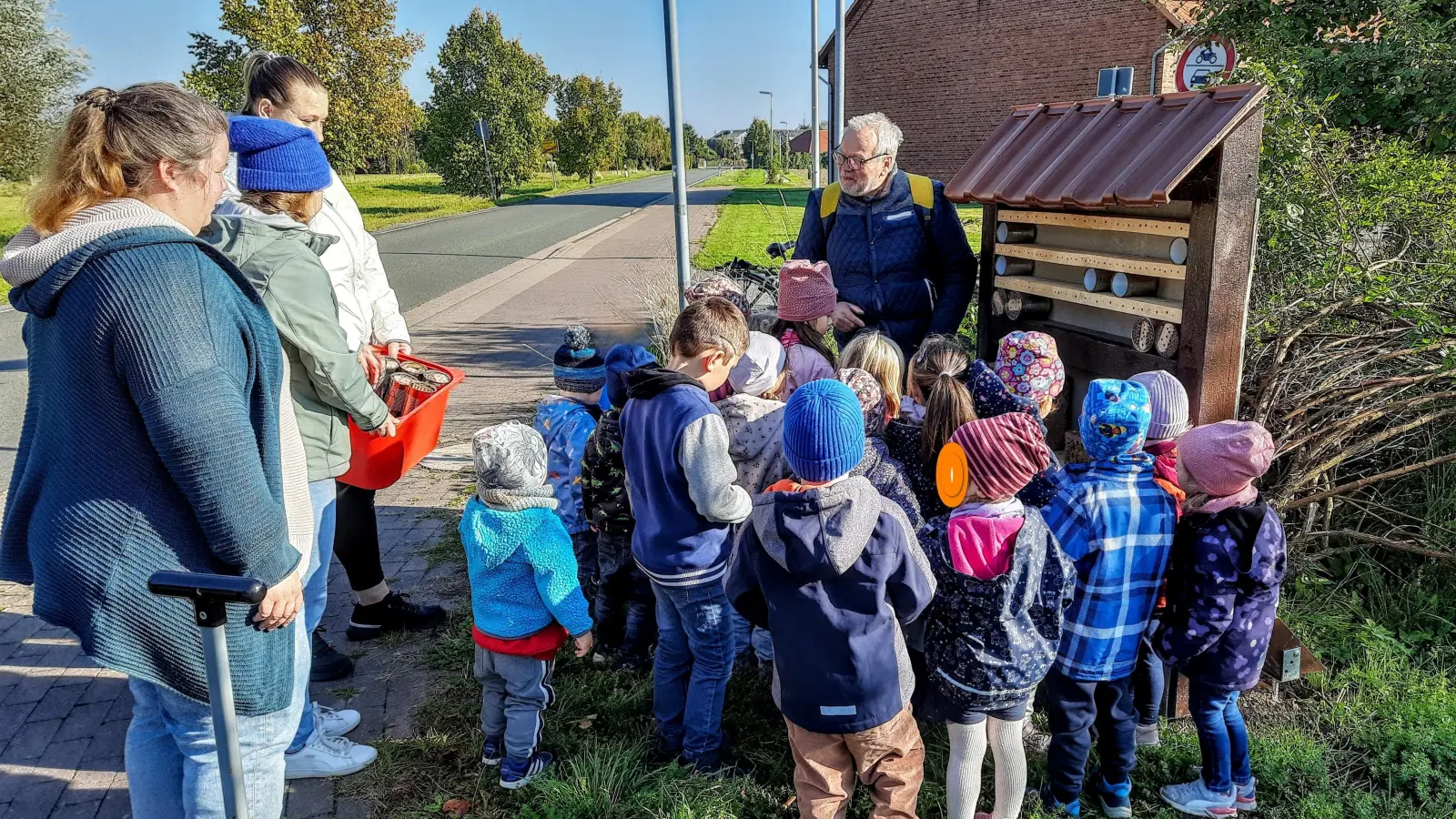 Gemeinsam wurde die Nisthilfe ausgestattet. (Foto: privat)