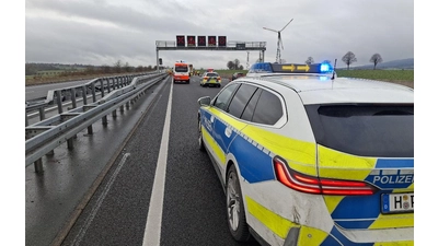 Einsatzkräfte an der Unfallstelle auf der A2 zwischen Lauenau und Rehren. (Foto: red)