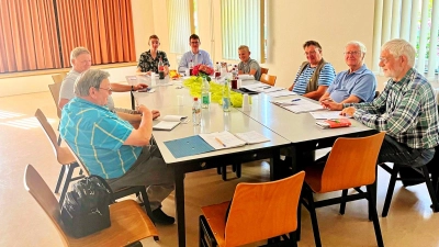 Jugendbeirat der Samtgemeinde und Ratsvertreter an einem Tisch. (Foto: privat)