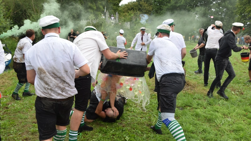 Schützenfestimpressionen von der „Schlacht im Exterfeld”. <br> (Foto: ste)