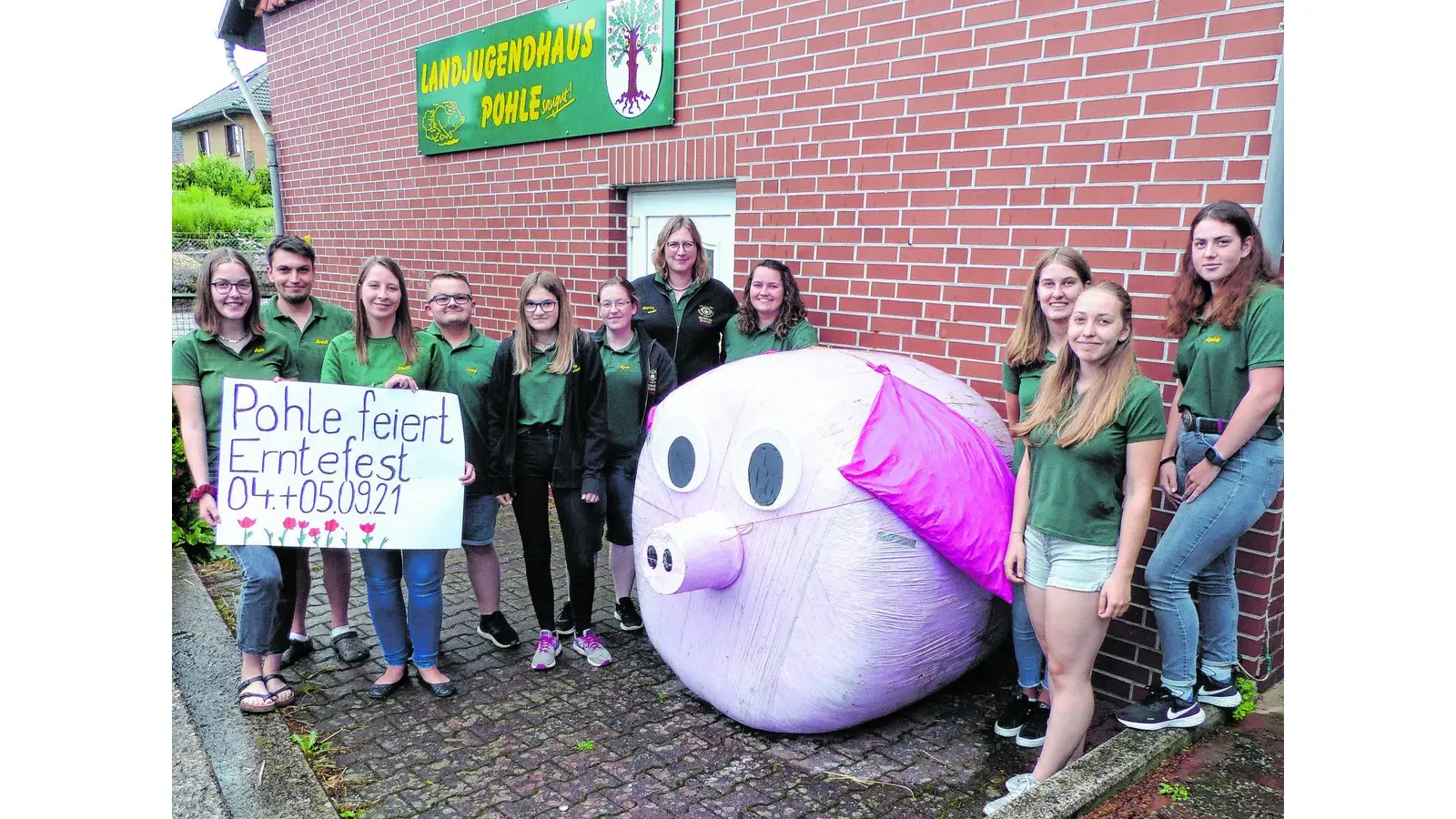 Viel Werbung mit rosa Schweinen (Foto: al)