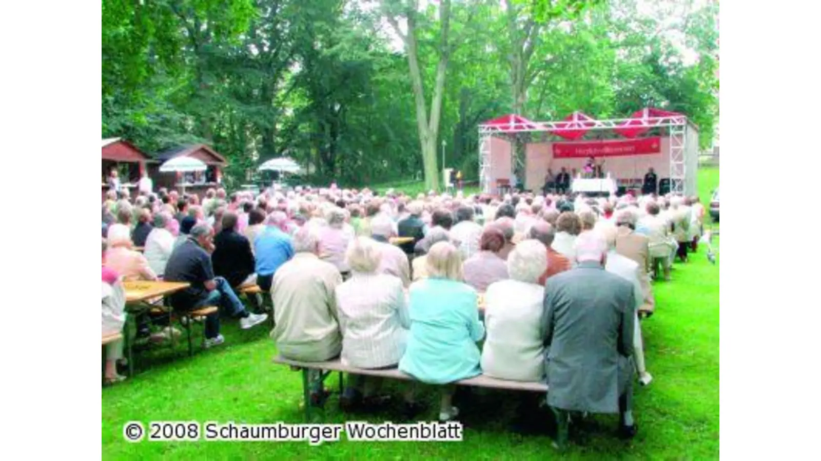 Gottesdienst im Rosengarten (Foto: km)