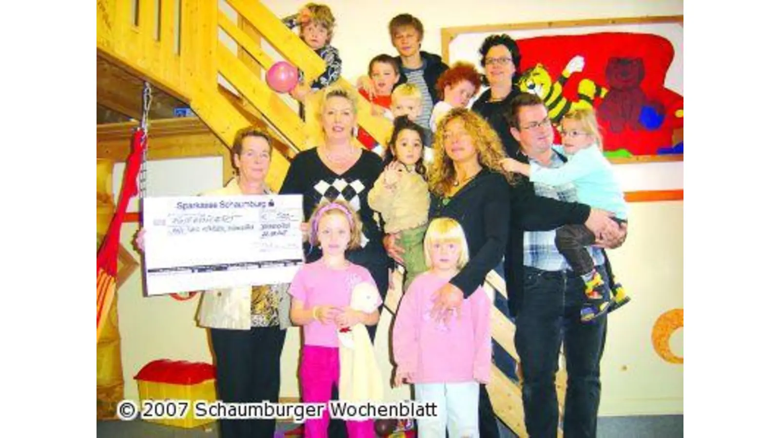 Scheck für Sandkiste im Haus des Kindes (Foto: red)