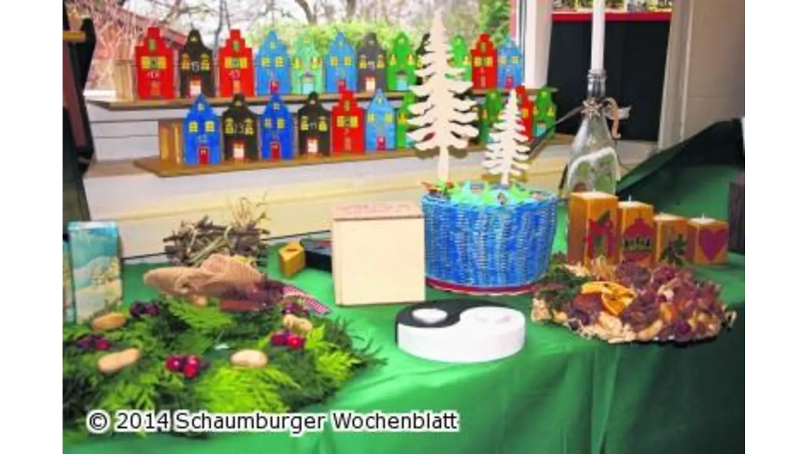 Besucher entdecken Dekoratives und Süßes für die Adventszeit (Foto: jl)