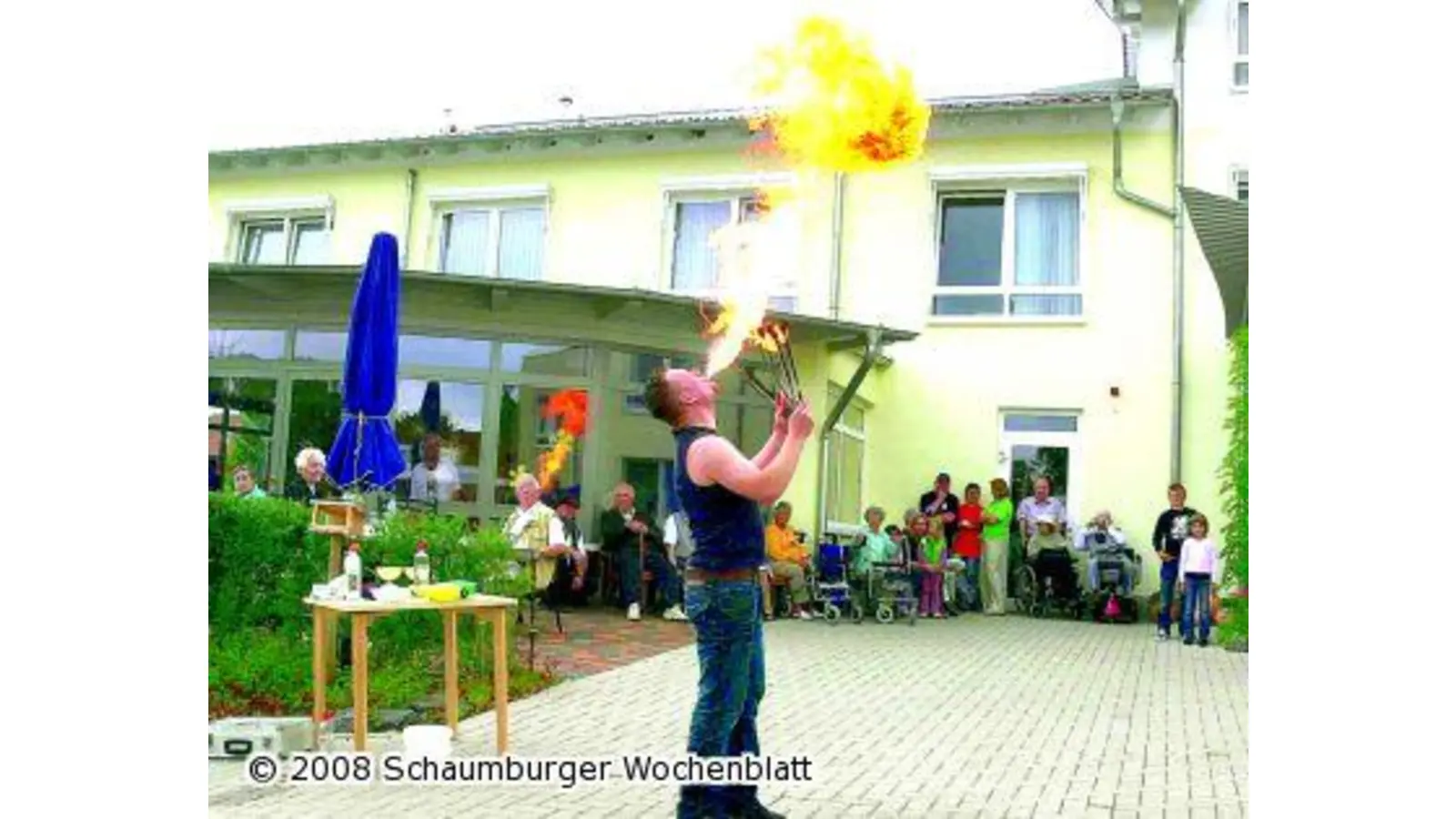 Tombola-Gewinner freut sich über einen Fernseher (Foto: red)
