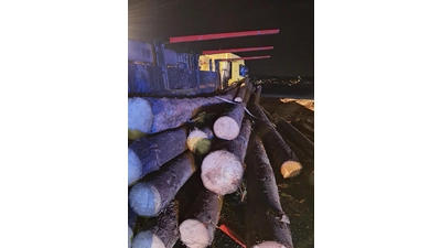 Der verunglückte Lkw mit der abgekippten Ladung auf der A2. (Foto: red)