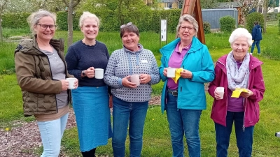 Austausch beim Plaudern der LandFrauen an den Obstbäumen: Anika Brockmann und Uda Hoops (Vorsitzende Heimatverein Apelern), Kirsten Katurbe und Renate Wüstefeld sowie Christa Grädener (Foto: privat)
