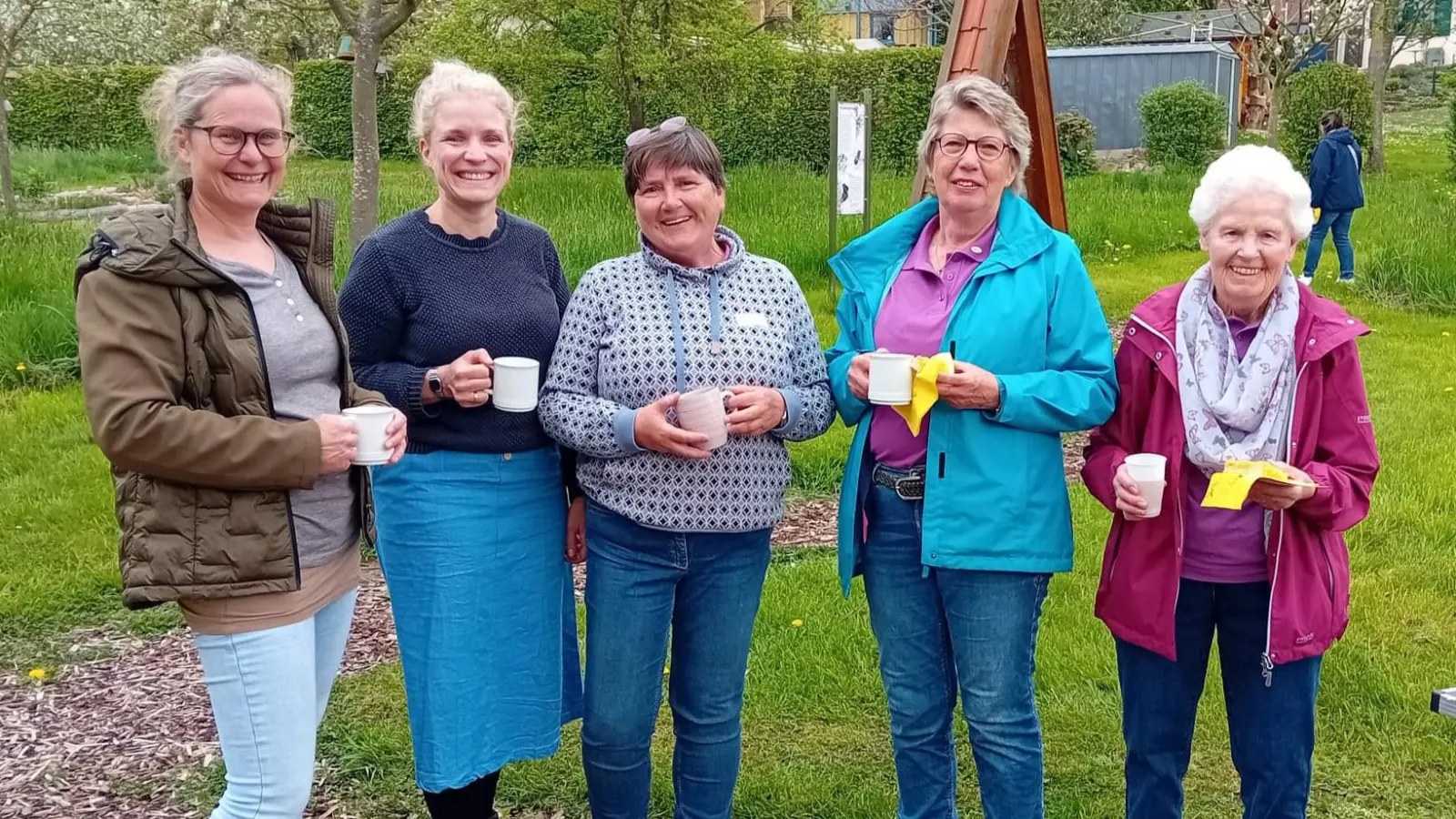 Austausch beim Plaudern der LandFrauen an den Obstbäumen: Anika Brockmann und Uda Hoops (Vorsitzende Heimatverein Apelern), Kirsten Katurbe und Renate Wüstefeld sowie Christa Grädener (Foto: privat)