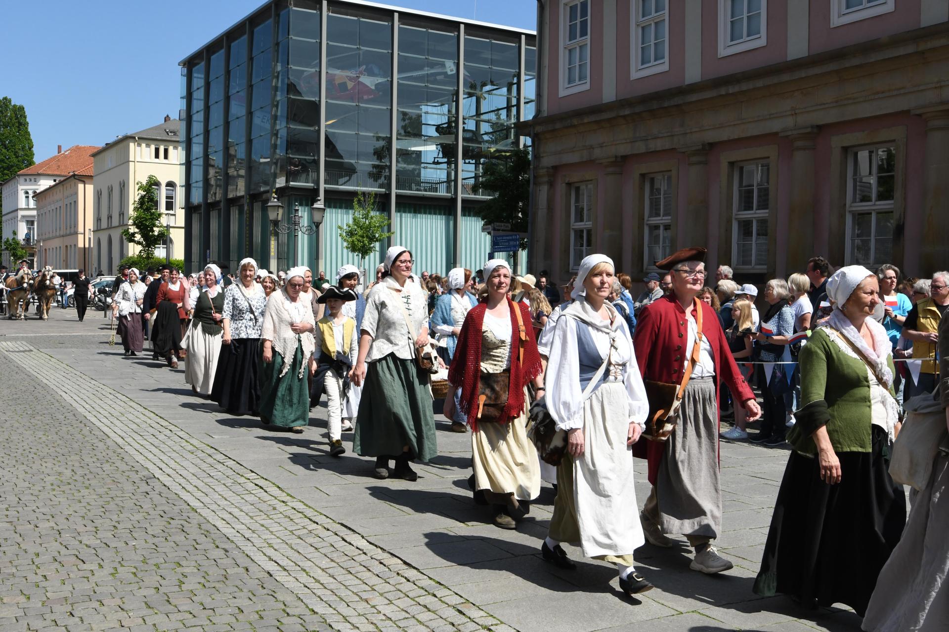 Die Stadt Bückeburg empfängt zum 300sten Geburtstag von Graf Wilhelm zu Schaumburg-Lippe ihren „Landesherren” mir einer großen Aktion in der Innenstadt. (Foto: nd)